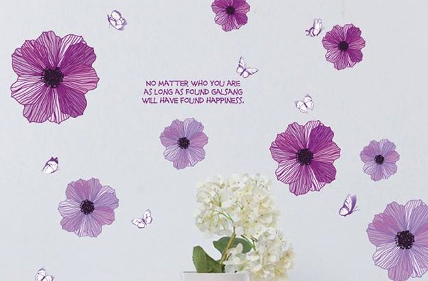 紫色の大輪のお花がたくさん咲いているウォールステッカーでガーリーなお部屋
