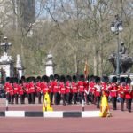 ロンドンバッキンガム宮殿の衛兵がかぶっている黒い帽子の重さは665グラム！