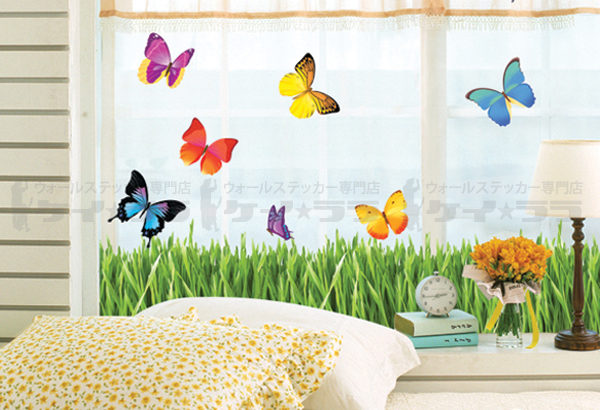 色鮮やかな蝶のウォールステッカーを貼って、お部屋のイメージをチェンジする