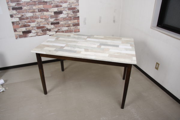ダイニングテーブルの天板アンティークな木目デザインに壁紙リメイクする