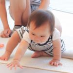 赤ちゃんが「つたい歩き」を始めたら、クッション壁紙シールを貼るというのは、どうだろうか？