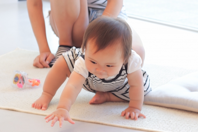 赤ちゃんが「つたい歩き」を始めたら、クッション壁紙シールを貼るというのは、どうだろうか？