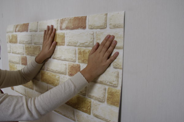 壁に貼るだけで外気をシャットアウトできる断熱壁紙