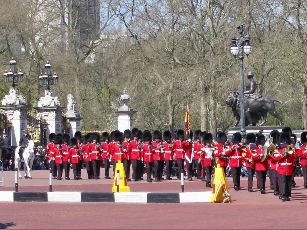 ロンドンバッキンガム宮殿の衛兵がかぶっている黒い帽子の意味は？
