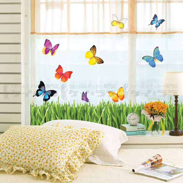 色鮮やかな蝶のウォールステッカーを貼って、お部屋をイメチェンする