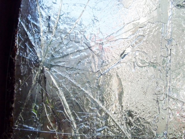 台風で窓ガラスが割れると家の中は滅茶苦茶