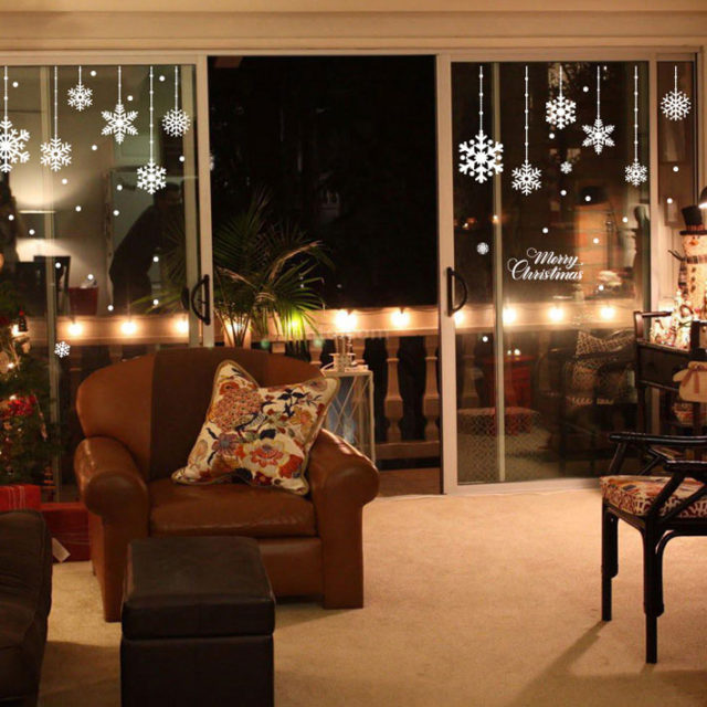 クリスマス用の窓の飾りつけにおしゃれなウィンドウステッカー18選