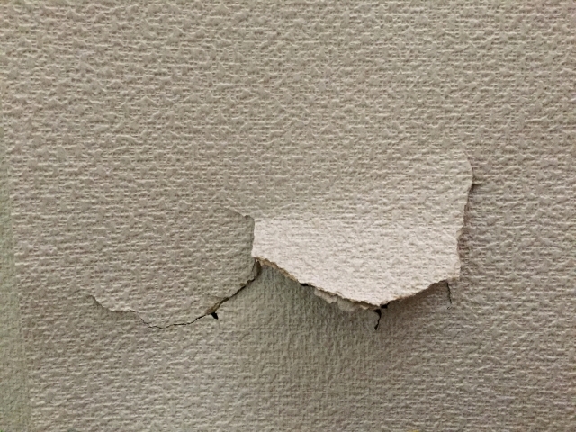 壁紙クロスがめくれて破れた！壁紙の補修は「はがせる壁紙シール」！